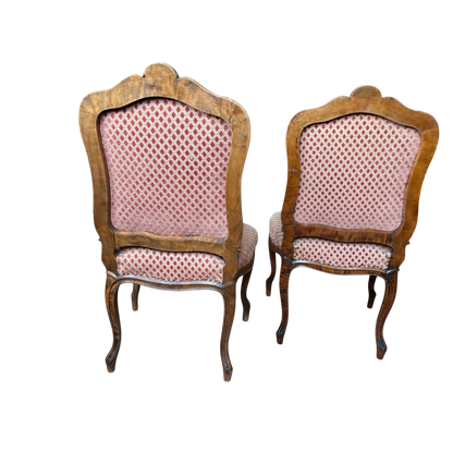 Antike Barock-Stühle (2er-Set) – Louis XV Stil, Rosé-Velours & Holzschnitzung